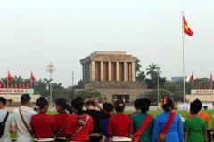 Đông đảo người dân tại các vùng miền của Tổ quốc đã về trước Lăng Bác xem Lễ thượng cờ, chào cờ. (Ảnh: Anh Tuấn/TTXVN)