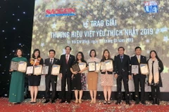 Đại diện các đơn vị nhận Giải Thương hiệu Vàng. (Ảnh: Mỹ Phương/TTXVN)