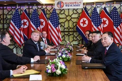 Tổng thống Mỹ Donald Trump (thứ 3, trái) và Chủ tịch Triều Tiên Kim Jong-un (thứ 2, phải) tại cuộc họp mở rộng với các quan chức hai nước trong ngày thứ hai của Hội nghị thượng đỉnh Mỹ-Triều lần hai ở Hà Nội, ngày 28/2/2019. (Ảnh: AFP/TTXVN) 