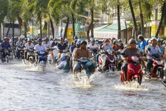 Triều cường gây ngập sâu trên đường Mậu Thân, quận Ninh Kiều khiến việc đi lại của người dân gặp khó khăn. (Ảnh: Thanh Liêm/TTXVN)