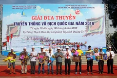 Ban tổ chức tặng quà lưu niệm cho các đội thi. (Ảnh: Trịnh Bang Nhiệm/TTXVN)