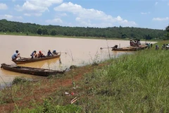 Lực lượng chức năng và người dân tìm kiếm nạn nhân mất tích. (Ảnh: K GỬIH/TTXVN)