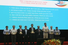 Lãnh đạo tỉnh Quảng Nam tặng quà lưu niệm cho các tổ chức quốc tế làm tốt công tác bảo tồn di sản. (Ảnh Trần Tĩnh/TTXVN)