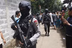 Cảnh sát Indonesia. (Nguồn: The Wall Street Journal)