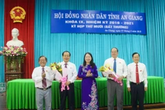 Ông Nguyễn Thanh Bình (đứng thứ hai từ bên phải qua). (Ảnh: Thanh Sang/TTXVN)