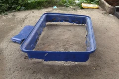 Một phần chiếc thùng lớn chứa thi thể thứ nhất được phát hiện trong đêm 15/5. (Ảnh: Huyền Trang/TTXVN)