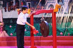 Chủ tịch UBND thành phố Hưng Yên Nguyễn Tuấn Cường đánh cồng chiêng khai mạc Lễ hội văn hóa dân gian Phố Hiến năm 2019. (Ảnh: Phạm Kiên/TTXVN)