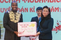 Bà Nguyễn Thị Lĩnh, Phó Chủ tịch Ủy ban Nhân dân tỉnh Thái Bình tặng quà cho đại diện các lưu học sinh. (Ảnh: Thế Duyệt/TTXVN)