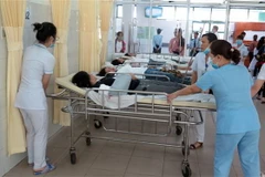 Các nạn nhân đang được cấp cứu tại Bệnh viện Đa khoa Đà Nẵng. (Ảnh: Nguyễn Sơn/TTXVN)