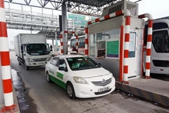 Các phương tiện đi qua trạm BOT Tiên Cựu (Km 41) trên Quốc lộ 10. (Ảnh: Hoàng Ngọc/TTXVN)