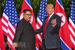 Tổng thống Mỹ Donald Trump (phải) và nhà lãnh đạo Triều Tiên Kim Jong-un. (Nguồn: THX/TTXVN)