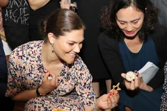 Công chúa kế vị Thụy Điển Victoria Ingrid Alice Desiree xem các sản phẩm mây tre thủ công. (Ảnh: Văn Điệp/TTXVN)