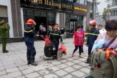 Lực lượng phòng cháy chữa cháy giải cứu khách du lịch Trung Quốc mắc kẹt tại đám cháy. (Ảnh: TTXVN)