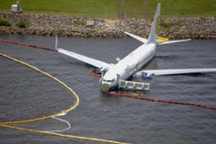 Máy bay Boeing 737 vượt khỏi đường băng và lao xuống sông khi hạ cánh tại Florida, Mỹ. (Nguồn: AFP)