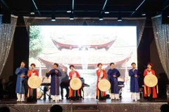 Một tiết mục biểu diễn hát Dân ca Quan họ trên thuyền trong chương trình “Về miền Quan họ” năm 2019. (Ảnh: Diệp Trương/TTXVN)