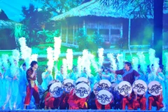 Hoạt cảnh về hai vị anh hùng dân tộc Đinh Bộ Lĩnh và Lê Hoàn và cố đô Hoa Lư. (Ảnh: Minh Đức/TTXVN)