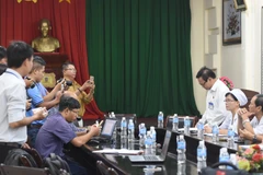 Ông Nguyễn Trọng Nơi, Phó Giám đốc Bệnh viện Nhi Đồng Đồng Nai thông tin với người nhà cháu Mai Tuấn Kiệt về nguyên nhân tử vong của bệnh nhi. (Ảnh: Lê Xuân/TTXVN)