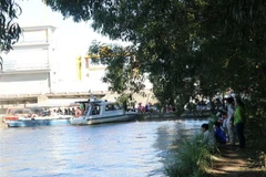 Lực lượng chức năng tích cực tìm kiếm người mất tích. (Ảnh: Nam Thái/TTXVN)