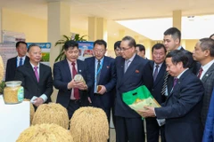 Phó Chủ tịch Đảng Lao động Triều Tiên ông Ri Su Yong thăm Viện Khoa học Nông nghiệp Việt Nam. (Ảnh: Minh Sơn/Vietnam+) 