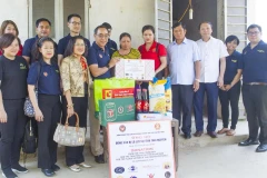 Đại sứ Vương quốc Thái Lan Tanee Sangrat trao hỗ trợ người dân bị thiên tai tại Thái Nguyên. (Ảnh: Quân Trang/TTXVN)