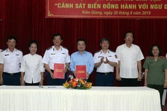 Tỉnh ủy Kiên Giang và Bộ Tư lệnh Cảnh sát biển ký kết phối hợp thực hiện. (Ảnh: Lê Sen/TTXVN)