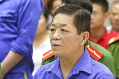 Bị cáo Nguyễn Kim Hưng (tức Hưng 'kính') khai báo tại tòa. (Ảnh: Doãn Tấn/TTXVN)