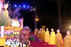 Thực hiện nghi lễ truyền đăng. (Ảnh: Mạnh Tú/TTXVN)