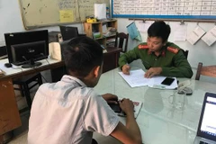 Phóng viên làm tường trình tại công an phường Xuân Hà. (Nguồn: Báo Người Lao động)