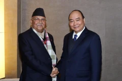 Thủ tướng Chính phủ Nguyễn Xuân Phúc gặp Thủ tướng Nepal K P Sharma Oli bên lề Hội nghị thường niên Diễn đàn Kinh tế Thế giới WEF Davos tháng 1/2019. (Ảnh: Thống Nhất/TTXVN)