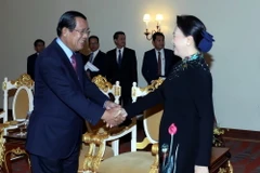 Chủ tịch Quốc hội Nguyễn Thị Kim Ngân hội kiến Thủ tướng Vương quốc Campuchia Samdech Techo Hun Sen. (Ảnh: Trọng Đức/TTXVN)