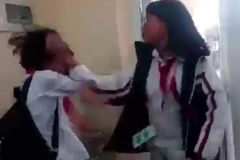 Hành vi đánh bạn của học sinh lớp 7A3, Trường Trung học cơ sở Cẩm Bình, thành phố Cẩm Phả, Quảng Ninh. (Ảnh: TTXVN)
