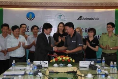 Đại diện Sở Nông nghiệp và Phát triển nông thôn tỉnh Đắk Lắk và đại diện Tổ chức Động vật Châu Á tại Việt Nam ký kết thỏa thuận. (Ảnh: Phạm Cường/TTXVN)