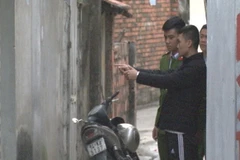 Đối tượng Vũ Đồng Duy Khải mô tả lại hành vi ném chất thải vào nhà con nợ. (Ảnh: TTXVN)