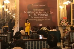 Tiến sỹ Nguyễn Thị Bích Yến chia sẻ về cuốn sách. (Ảnh: Mỹ Bình/Vietnam+)