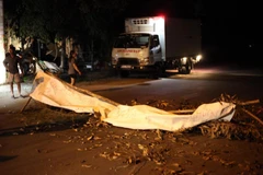 Rào chắn trên dường do người dân dựng lên. (Ảnh: Phước Ngọc/TTXVN)