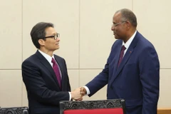 Phó Thủ tướng Vũ Đức Đam tiếp Đoàn cán bộ cấp cao Chính phủ Cộng hòa Côte d'Ivoire, do ông Achi Patrich, Bộ trưởng, Tổng Thư ký Cộng hòa Côte d'Ivoire làm trưởng đoàn. (Ảnh: Doãn Tấn/TTXVN)