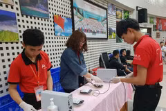 Xử lý máu sau khi lấy từ người hiến tặng. (Nguồn: Vietnam+)