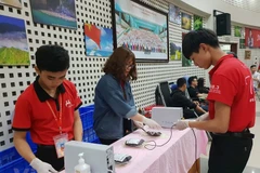 Xử lý máu sau khi lấy từ người hiến tặng. (Nguồn: Vietnam+)