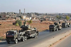 Đoàn xe quân sự của Thổ Nhĩ Kỳ tiến về thị trấn Khan Sheikhoun, tỉnh Idlib, Syria ngày 19/8/2019. (Ảnh: AFP/TTXVN)