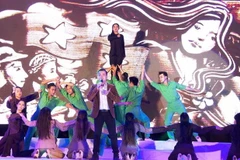 Chương trình nghệ thuật khai mạc Lễ hội với các tiết mục lấy biểu tượng Chị Sứ - người nữ Anh hùng Phan Thị Ràng. (Ảnh: Hồng Đạt/TTXVN)