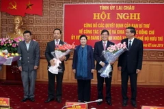 Ban Chấp hành Đảng bộ tỉnh Lai Châu tặng hoa chúc mừng các cán bộ tại buổi lễ. (Ảnh: Quý Trung/TTXVN)