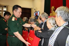 Đoàn đại biểu 'Đội quân tóc dài' tỉnh Bến Tre thăm Bộ Quốc phòng