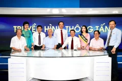 Ủy viên Trung ương Đảng, Bí thư Đảng ủy, Tổng Giám đốc Thông tấn xã Việt Nam Nguyễn Đức Lợi và các đại biểu tham quan trường quay của Trung tâm Truyền hình Thông tấn. (Ảnh: Dương Giang/TTXVN)