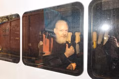 Ông Julian Assange bị cơ quan chức năng Anh bắt giữ. (Nguồn: Rolling Stone)