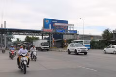 Trạm thu phí BOT T2 tạm dừng thu phí, mở tất cả các làn cho xe đi qua. Ảnh chụp lúc 16 giờ ngày 25/5. (Ảnh: Công Mạo/TTXVN)