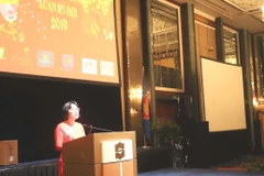 Đại sứ Việt Nam tại Singapore Tào Thị Thanh Hương phát biểu chúc Tết bà con cộng đồng người Việt tại Singapore. (Ảnh: Xuân Vịnh/Vietnam+)