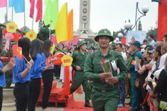 Thanh niên quận Hải Châu, thành phố Đà Nẵng hăng hái lên đường nhập ngũ. (Ảnh: Đinh Văn Nhiều/TTXVN)