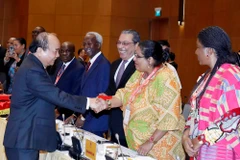 Thủ tướng Nguyễn Xuân Phúc tiếp đoàn Đại sứ các nước Trung Đông-châu Phi. (Ảnh: Thống Nhất/TTXVN)