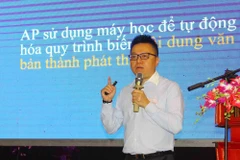Phó Tổng Giám đốc TTXVN Lê Quốc Minh trình bày tham luận 'Trí tuệ nhân tạo và báo chí-Xu hướng thế giới và chiến lược của TTXVN.' (Ảnh: Tá Chuyên/TTXVN)