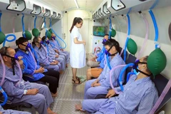 Bệnh nhân điều trị theo liệu pháp ôxy cao áp. (Ảnh: An Đăng/TTXVN)